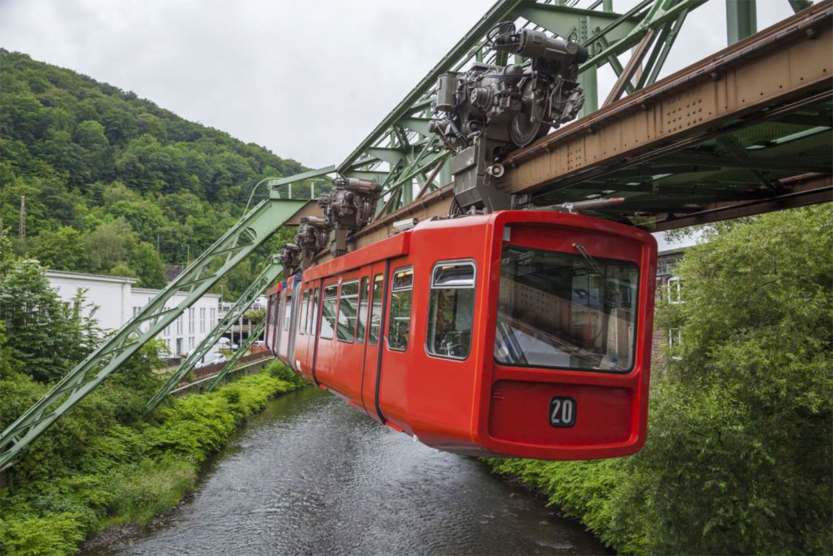 Roter Wagen der Wuppertaler Schwebebahn